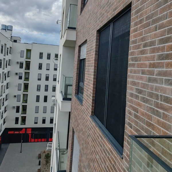 Crni komarnici postavljeni na prozorima stana