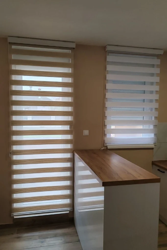 Braon zebra zavese postavljene na kuhinjskom prozoru