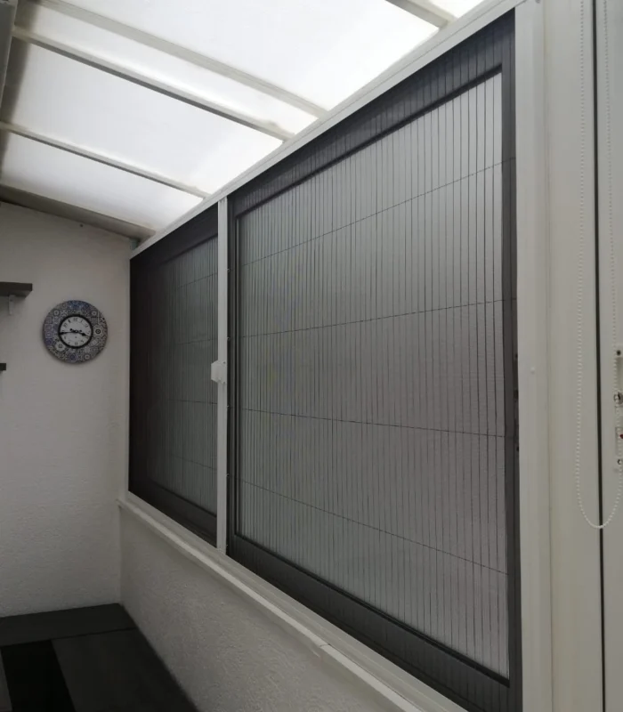 Ugradnja crnih komarnika na belim PVC prozorima