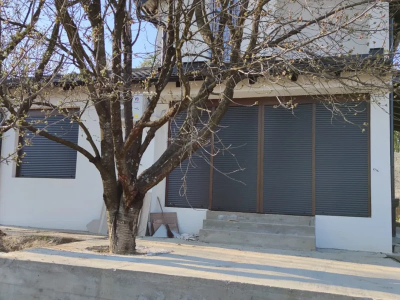 Aluminijumske termo roletne u kombinaciji antracit i zlatni hrast