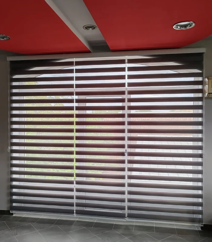 Zebra zavese po meri na velikoj staklenoj površini u elegantnom enterijeru