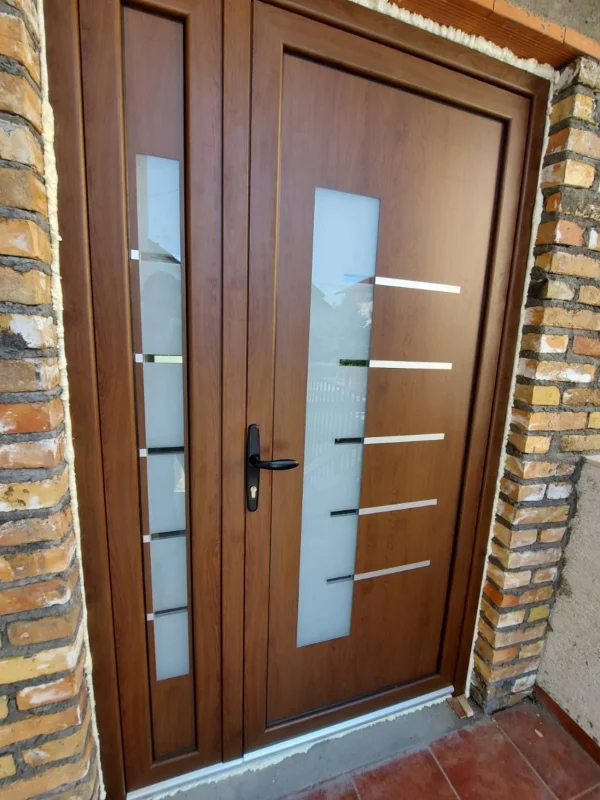 Ulazna aluminijumska vrata u dekoru oraha sa inox detaljima