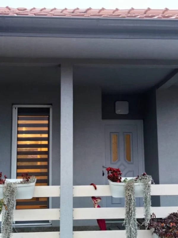 PVC prozori sa aluminijumskim roletnama i rolo komarnicima u savremenom enterijeru